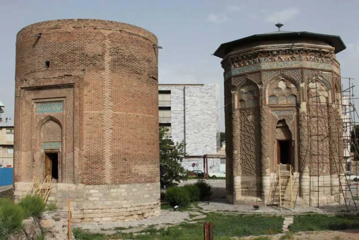 گنبد کبود و برج مدور مراغه