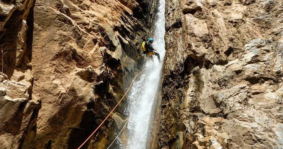  آبشار کفتر دره کوه های سده خواف