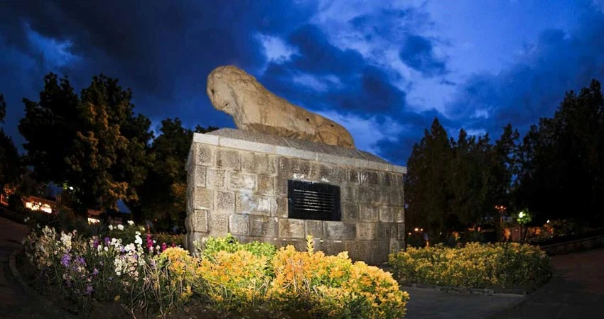 مجسمه شیر سنگی همدان