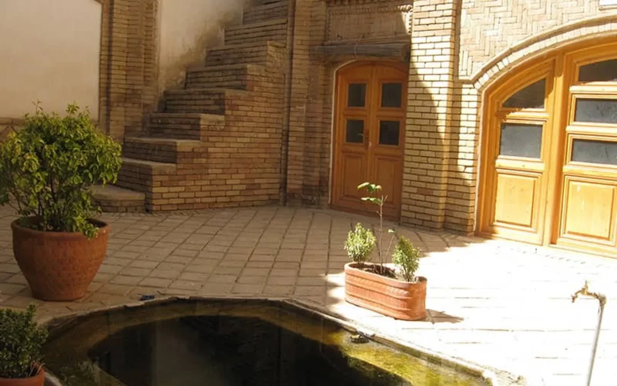 خانه دکتر اقتداری تویسرکان