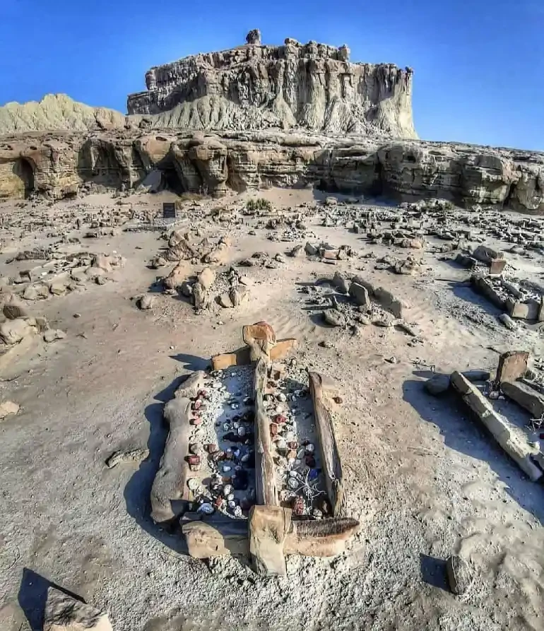 دخمه و گورستان تاریخی جاسک