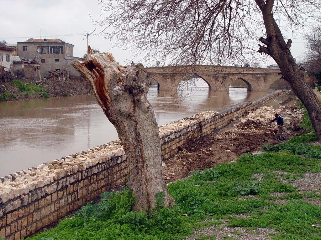 Historische Brücke von Aq Qala