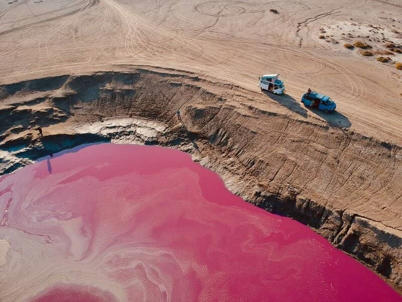 Volcan de boue rose de Naftalicheh Gomishan