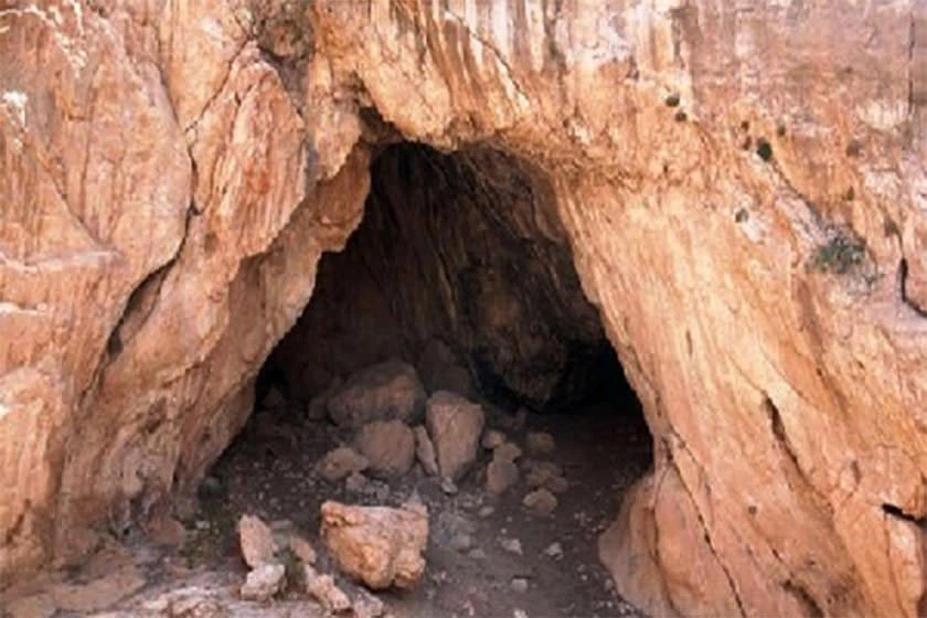 Leopardenhöhle zwischen der Burg Marv Dasht